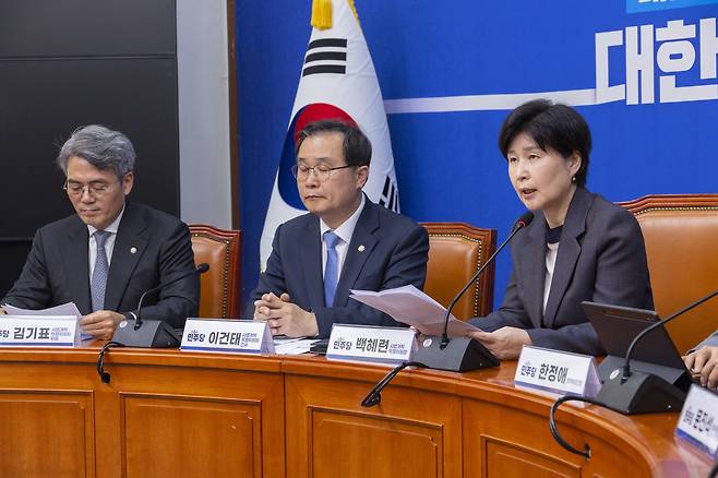 Rep. Back Hye-ryun, right, head of the Democratic Party’s special committee on judicial reform, presents details of the party's reform proposal during a committee briefing at the National Assembly in Yeouido, western Seoul, on Oct. 20. [YONHAP]