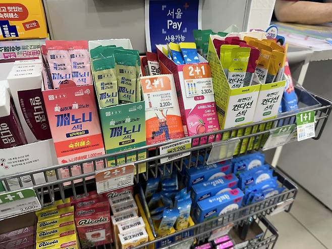 Various hangover reliever products are on sale at a convience store [JOONGANG ILBO]