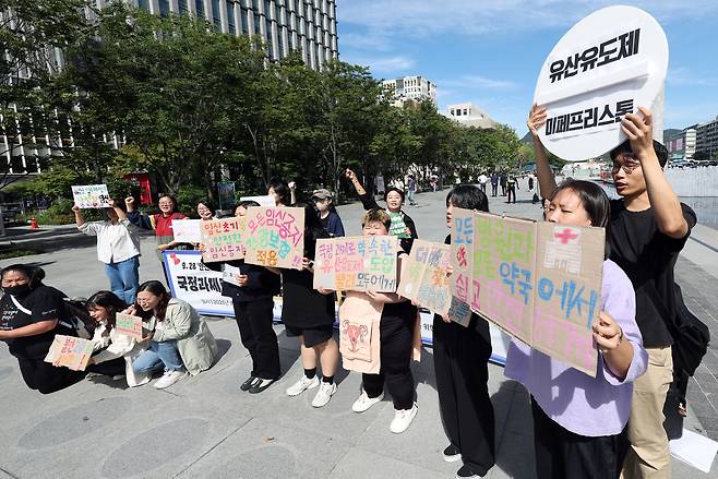 Activists from a human rights group advocating for the right to safe abortion urge the government to fulfill its pledge to introduce medical abortion pills during a press conference marking International Safe Abortion Day, which falls on Sept. 28, in front of the Admiral Yi Sun-sin statue at Gwanghwamun Square in Seoul on Sept. 23. [NEWS1]