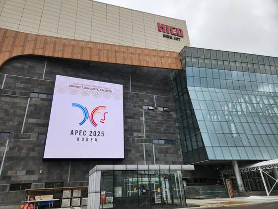 A video announcing the APEC Economic Leaders' Summit is seen playing on a newly installed LED screen at the Gyeongju Hwabaek International Convention Center in the Bomun Tourist Complex in Gyeongju, North Gyeongsang, on Oct. 20. [KIM JUNG-SEOK]