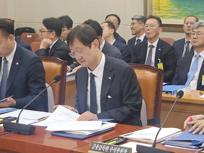 이찬진 금감원장이 21일 서울 여의도 국회 본원 국감 현장에서 서류를 넘기며 준비하고 있다. 김미현 기자