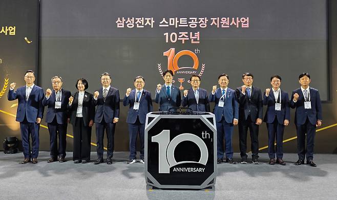 노용석 중소벤처기업부 차관이 21일 서울 강남구 코엑스에서 열린 삼성 스마트공장 지원사업 10주년 기념행사에서 참석자들과 기념촬영 하고 있다. 왼쪽부터 이광렬 삼성전자 스마트공장지원센터장, 정철영 위제스 회장, 이오선 동아플레이팅 대표, 오기웅 중소기업중앙회 상근부회장, 허성무 더불어민주당 의원, 노 차관, 박승희 삼성전자 CR담당 사장, 김관영 전북도지사, 변태섭 대중소기업농어업협력재단 사무총장, 안광현 스마트제조혁신추진단장, 엄재훈 삼성전자 부사장. 삼성 제공