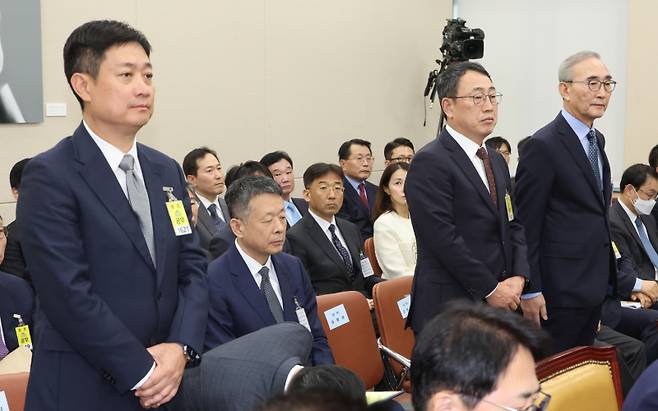 (왼쪽부터) 홍범식 LG유플러스 대표이사, 유영상 SK텔레콤 대표이사, 김영섭 KT 대표이사가 21일 국회 과학기술정보방송통신위원회에서 열린 정보통신기술(ICT) 분야 산하기관 국정감사에서 위원 질의를 듣고 있다. 연합뉴스