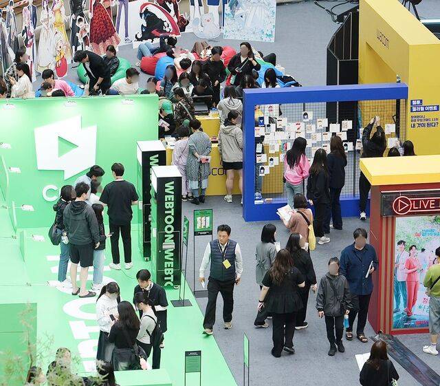 서울 송파구 롯데월드 어드벤처에서 20일 열린 ‘2025 월드 웹툰 페스티벌’에서 관람객들이 전시관을 둘러보고 있다. 오는 22일까지 롯데월드·롯데시네마 월드타워 등에서 웹툰을 주제로 한 토크콘서트, 드로잉쇼 등 다양한 행사가 진행된다. 네이버웹툰 제공