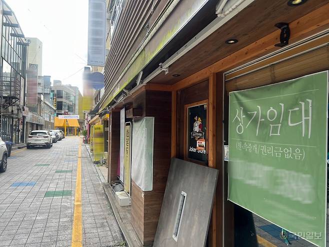 21일 오후 광주광역시 동구 충장로 일대 텅 빈 거리에 위치한 상가에 임대현수막이 붙어 있다. 이은창 기자