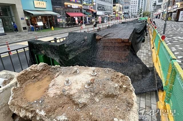 시흥 월판선 장곡역 구간 열수송관 이설공사현장에 콘크리트 덩어리가 분진망도 없이 노출된 채 놓여 있다. 김형수기자