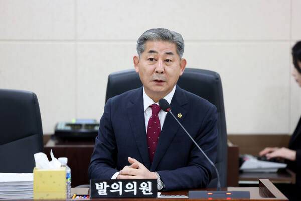 21일 열린 제304회 임시회 행정안전위원회에서 정해권 의장(국민의힘·연수1)이 특별지방행정기관 지방 이양 및 지방분권 개헌 촉구에 대해 발언하고 있다. 인천시의회 제공