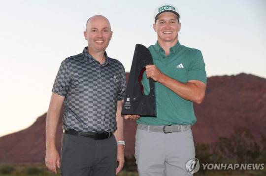 지난해 블랙 데저트 챔피언십에서 우승했던 맷 맥카티(오른쪽). 사진[AFP=연합뉴스]