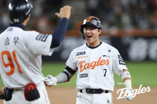 한화 이도윤(오른쪽). 사진[연합뉴스]