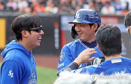 삼성 원태인과 구자욱 / 사진=연합뉴스