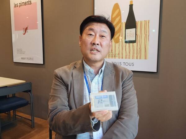 ▲ 나준영 MBC 영상기자가 지난 15일 미디어오늘과 인터뷰에서 '바이든 날리면' 영상 원본 메모리카드를 들고 있다. 사진=장슬기 기자