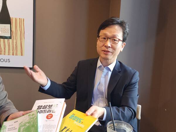 ▲ 최연송 한국영상기자협회장이 15일 미디어오늘과 인터뷰를 하는 모습. 사진=장슬기 기자