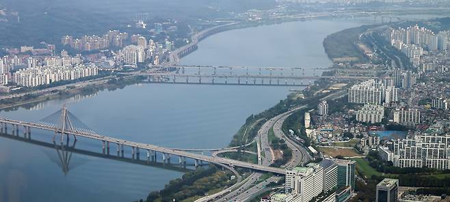 사진은 서울 송파구 롯데월드타워에서 바라본 한강변 아파트 단지. [사진=뉴스1]