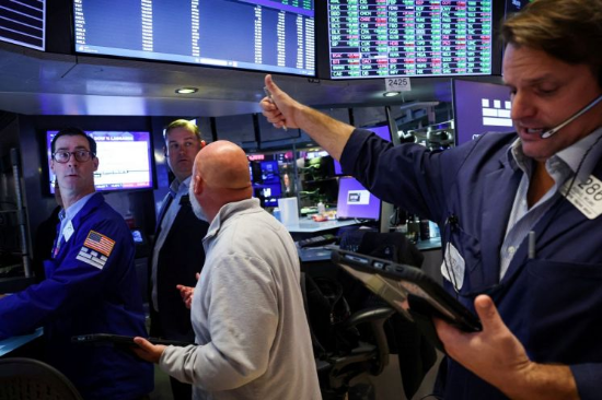 20일(현지시간) 미국 뉴욕증권거래소(NYSE) 거래장에서 트레이더들이 업무를 보고 있다. (사진=로이터연합뉴스)