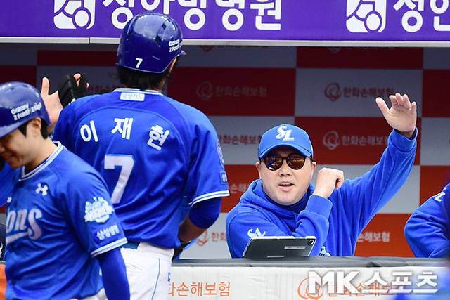 18일 오후 대전 한화생명볼파크에서 ‘2025 신한 SOL Bank KBO 포스트시즌’ 삼성 라이온즈와 한화 이글스의 플레이오프(5전 3선승제) 1차전이 열렸다. 2회초 1사 3루에서 삼성 강민호의 희생타때 득점을 올린 3루주자 이재현이 박진만 감독과 하이파이브를 하고 있다. 사진=김영구 기자