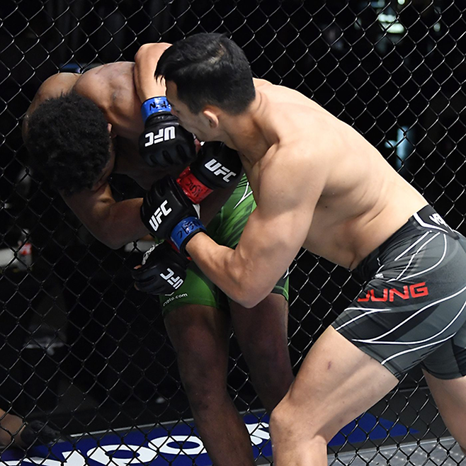 정다운(오른쪽)이 2021년 11월 미국 네바다주 엔터프라이즈 UFC on ESPN+ 55 제1경기에서 훗날 헤비급 공식랭킹 14위 및 라이트헤비급 공식랭킹 15위가 되는 케네디 은제추쿠를 팔꿈치로 공격하고 있다. 사진=TKO