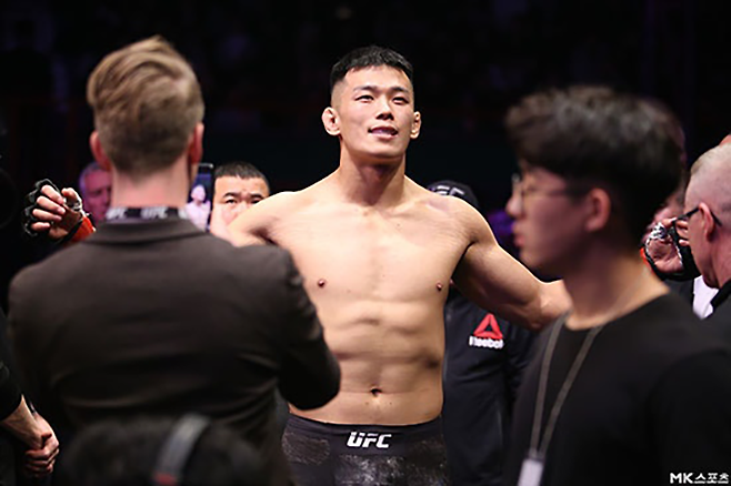 정다운이 2019년 12월 부산사직체육관 UFC on ESPN+ 23 메인카드 제3경기를 위해 입장하고 있다. 사진=김영구 기자