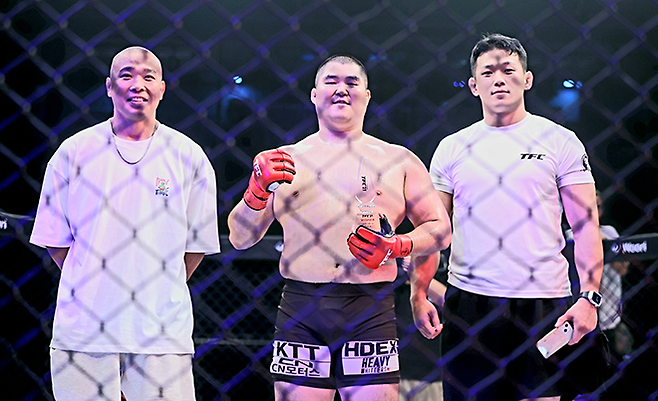 대한민국 UFC 18호 파이터 박준용, ‘히포’ 이승준, 대한민국 UFC 17호 파이터 정다운이 2025년 10월 서울특별시 섬유센터 텍스파홀 TFC 21 메인이벤트 Korean Top Team 승리 기념 촬영을 하고 있다. 사진=랭크파이브 정성욱 기자