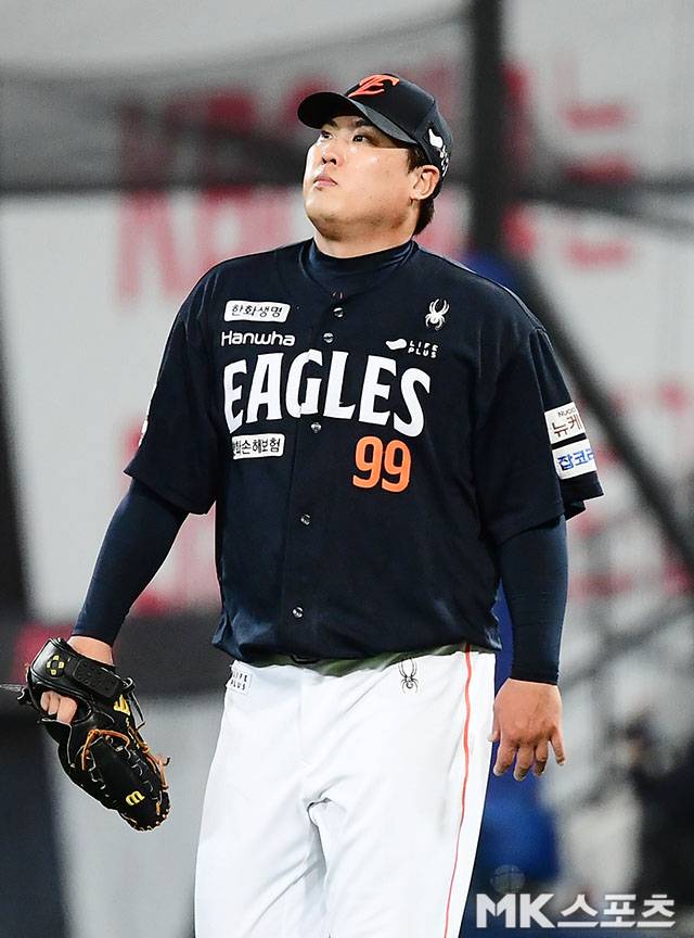 21일 오후 대구삼성라이온즈파크에서 ‘2025 신한 SOL Bank KBO 포스트시즌’ 한화 이글스와 삼성 라이온즈의 플레이오프(5전 3선승제) 3차전이 열렸다. 한화 선발 류현진이 4회말 삼성 김영웅과 김태훈에게 홈런 2방을 맞고 아쉬워 하고 있다. 사진(대구)=김영구 기자