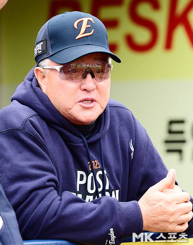 21일 오후 대구삼성라이온즈파크에서 ‘2025 신한 SOL Bank KBO 포스트시즌’ 한화 이글스와 삼성 라이온즈의 플레이오프(5전 3선승제) 3차전이 열린다. 한화 김경문 감독이 선수들의 훈련 모습을 지켜보고 있다. 사진(대구)=김영구 기자