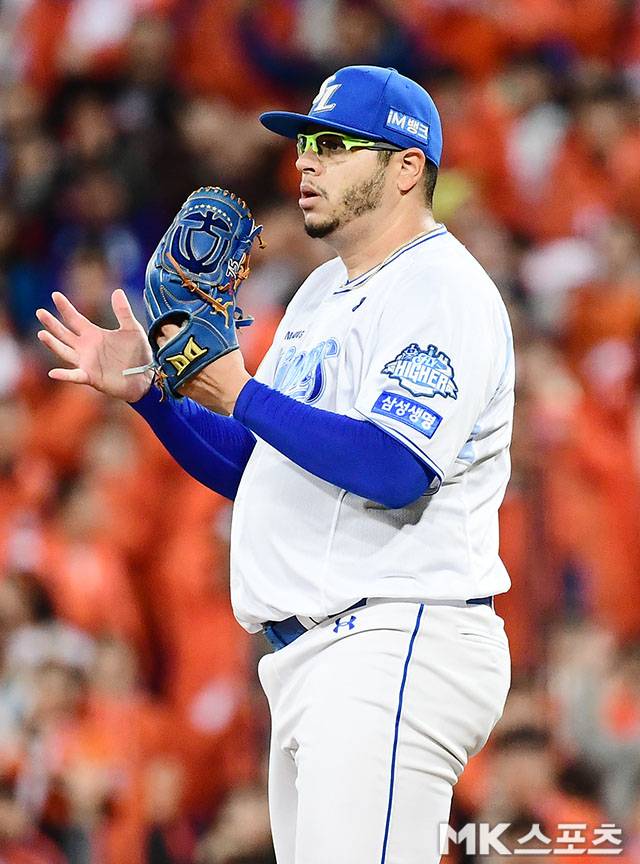 21일 오후 대구삼성라이온즈파크에서 ‘2025 신한 SOL Bank KBO 포스트시즌’ 한화 이글스와 삼성 라이온즈의 플레이오프(5전 3선승제) 3차전이 열렸다. 4회초 무사 1루에서 삼성 선발 후라도가 한화 노시환을 병살처리한 후 기뻐하고 있다. 사진(대구)=김영구 기자