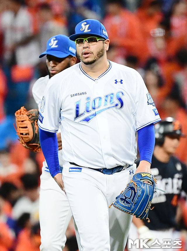 21일 오후 대구삼성라이온즈파크에서 ‘2025 신한 SOL Bank KBO 포스트시즌’ 한화 이글스와 삼성 라이온즈의 플레이오프(5전 3선승제) 3차전이 열렸다. 삼성 선발 후라도가 4회초 2실점을 허용한 후 공수교대를 위해 더그아웃으로 향하고 있다. 사진(대구)=김영구 기자