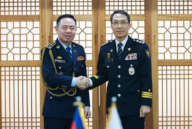 유재성 경찰청장 직무대행과 치어 퍼우 캄보디아 경찰청 차장이 지난 20일 서울 서대문구 경찰청에서 한국인을 대상으로 한 스캠(온라인 사기) 범죄 대응과 코리안데스크(한인 사건 전담 경찰관) 설치 방안 등을 논의하기 앞서 기념촬영 하고 있다./사진=경찰청 제공
