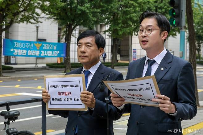 [서울=뉴시스] 정병혁 기자 = 이성윤 더불어민주당 법률위원장, 김동아 더불어민주당 허위조작정보대응특위 부위원장이 21일 서울 종로구 서울경찰청 앞에서 박정훈 국민의힘 의원을 허위사실적시 명예훼손 혐의로 고발하기에 앞서 입장을 밝히고 있다. 2025.10.21 jhope@newsis.com /사진=정병혁