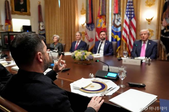 [워싱턴=AP/뉴시스] 볼로디미르 젤렌스키 우크라이나 대통령이 17일(현지 시간) 백악관 각료 회의실에서 도널드 트럼프 미국 대통령과 오찬 회담을 하고 있다. 2025.10.18.