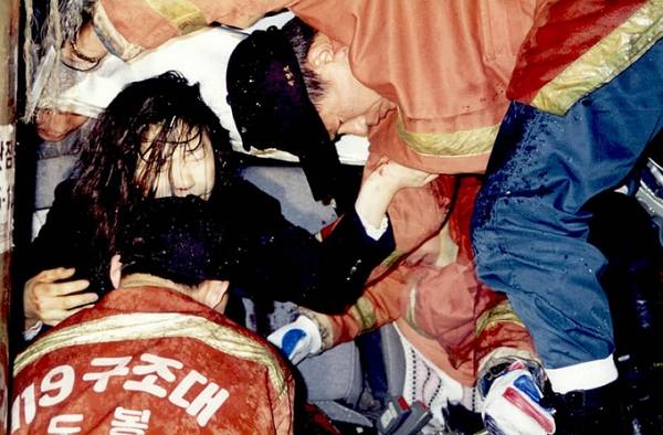 사진은 성수대교 붕괴 당시 피해자를 구조하는 모습. /사진=소방청