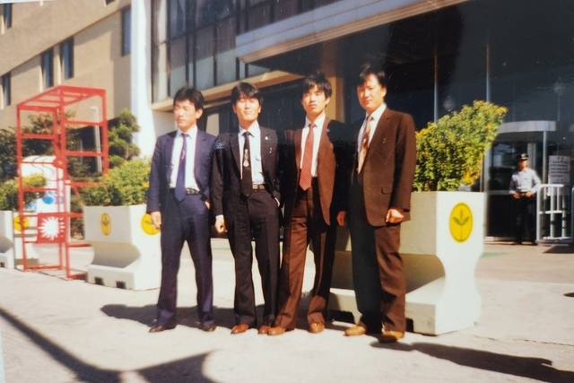 필자(맨 왼쪽)가 경찰 초임 시절 동료들과 찍은 사진.