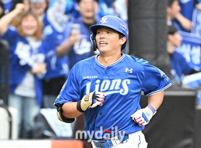 18일 오후 대전광역시 중구 대전 한화생명볼파크에서 진행된 '2025 프로야구 KBO리그 포스트시즌' 플레이오프(PO) 1차전 한화이글스와 삼성라이온즈의 경기. 삼성 김태훈이 4회초 솔로홈런을 터뜨린 뒤 홈을 밟고 있다./마이데일리