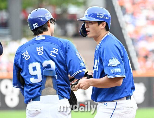 19일 오후 대전광역시 중구 대전한화생명볼파크에서 진행된 '2025 프로야구 KBO리그 포스트시즌' 플레이오프(PO) 2차전 한화이글스와 삼성라이온즈의 경기. 삼성 김태훈이 5회초 1사 1루서 안타를 친 뒤 환호하고 있다./마이데일리