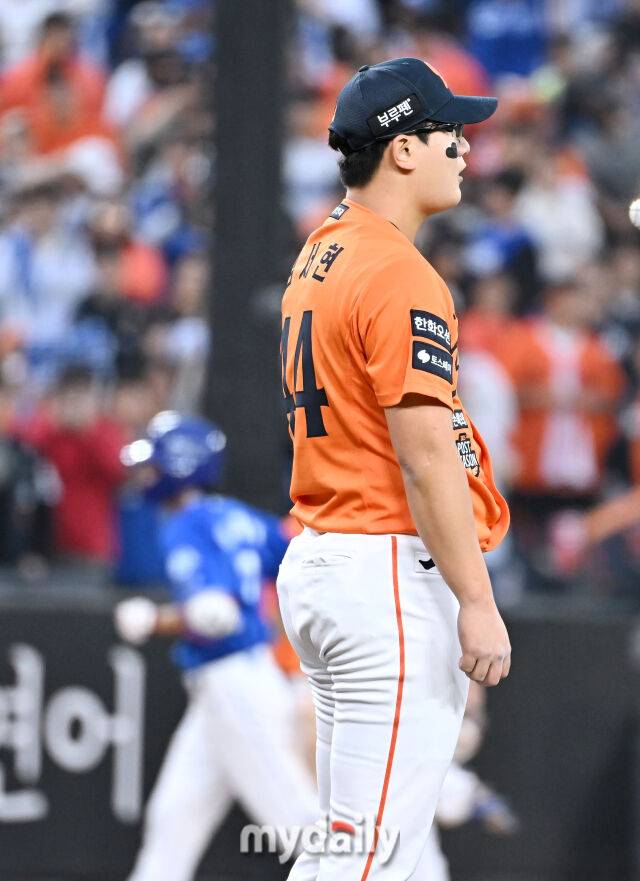 18일 오후 대전광역시 중구 대전 한화생명볼파크에서 진행된 '2025 프로야구 KBO리그 포스트시즌' 플레이오프(PO) 1차전 한화이글스와 삼성라이온즈의 경기. 한화 김서현이 9회초 이재현에게 솔로홈런을 허용한 뒤 아쉬워 하고 있다./마이데일리