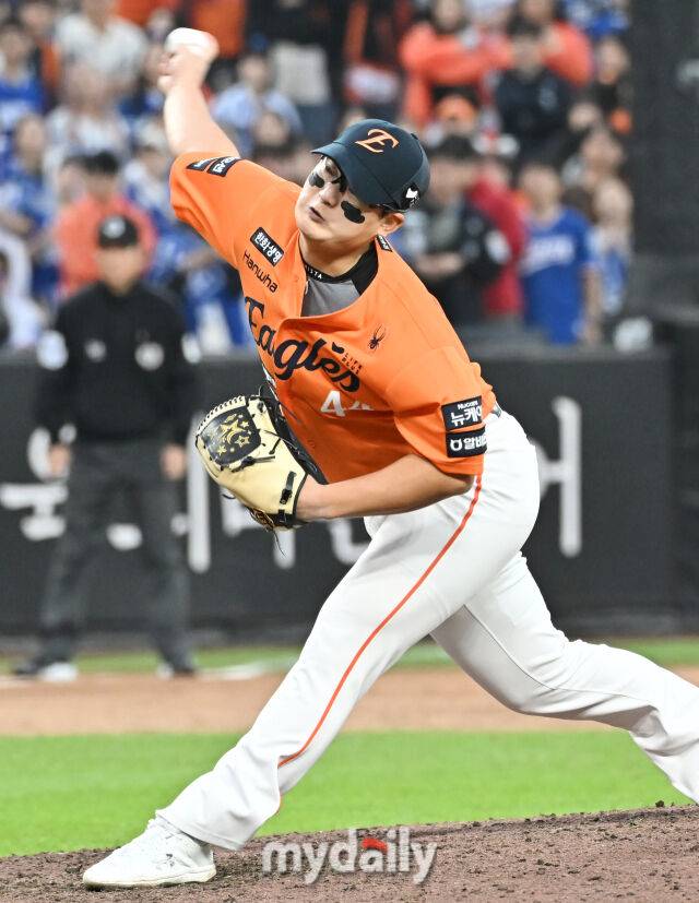 18일 오후 대전광역시 중구 대전 한화생명볼파크에서 진행된 '2025 프로야구 KBO리그 포스트시즌' 플레이오프(PO) 1차전 한화이글스와 삼성라이온즈의 경기. 한화 김서현이 역투하고 있다./마이데일리