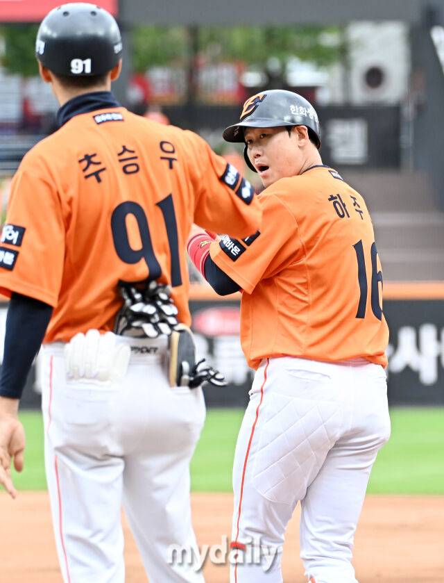 18일 오후 대전광역시 중구 대전 한화생명볼파크에서 진행된 '2025 프로야구 KBO리그 포스트시즌' 플레이오프(PO) 1차전 한화이글스와 삼성라이온즈의 경기. 한화 하주석이 2회말 선두타자로 나서 안타를 친 뒤 환호하고 있다./대전=송일섭 기자 andlyu@mydaily.co.kr