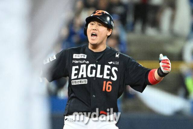 21일 대구 삼성라이온즈파크에서 열린 '2025 신한 SOL BANK KBO 포스트 시즌' 삼성 라이온즈와 한화 이글스 플레오이프(PO) 3차전 경기. 한화 하주석이 4회초 2사 2루에 선제 1타점 적시 2루타를 친 후 기뻐하고 있다./대구=한혁승 기자