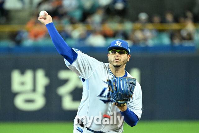 21일 대구 삼성라이온즈파크에서 열린 '2025 신한 SOL BANK KBO 포스트 시즌' 삼성 라이온즈와 한화 이글스 플레오이프(PO) 3차전 경기. 삼성 선발 후라도가 힘차게 투구하고 있다./대구=한혁승 기자