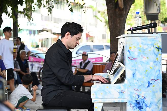 지난해 야외 음악회를 가진 독일 출신 방송인 겸 피아니스트 다니엘 린데만 [마포아트센터 제공]