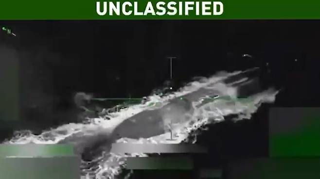 트럼프 미국 대통령이 트루스소셜에 지난 16일(현지시간) 미군이 카리브해에서 마약 운반선으로 의심되는 반잠수정을 격침하는 모습이라며 공개한 영상.[트루스소셜 캡처]