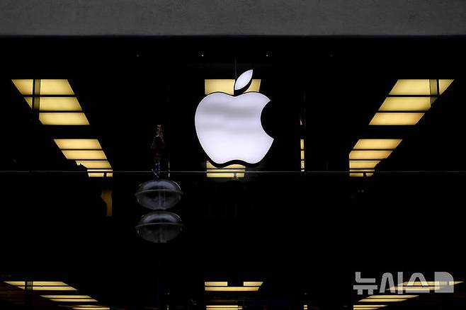 [뮌헨(독일)=AP/뉴시스]독일 뮌헨의 한 매장에서 2023년 11월13일 애플 로고가 조명되고 있다. 프랑스 반독점 규제 당국은 2021년 4월부터 2023년 7월까지 iOS와 아이패드 기기용 모바일 애플리케이션 유통에서 애플이 지배적인 지위를 남용했다며 31일 애플에 1억5000만 유로(약 2393억원)의 벌금을 부과했다. 2025.03.31.