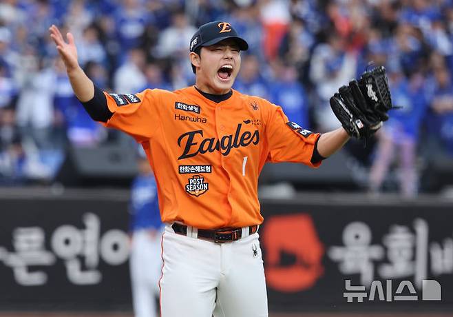 [대전=뉴시스] 김진아 기자 = 18일 대전 중구 한화생명볼파크에서 열린 2025 KBO 포스트시즌 플레이오프 1차전 삼성 라이온즈와 한화 이글스의 경기, 7회초 한화 문동주가 삼성 김지찬을 스트라이크 낫 아웃으로 잡으면서 이닝을 마친 뒤 포효하고 있다. 2025.10.18. bluesoda@newsis.com