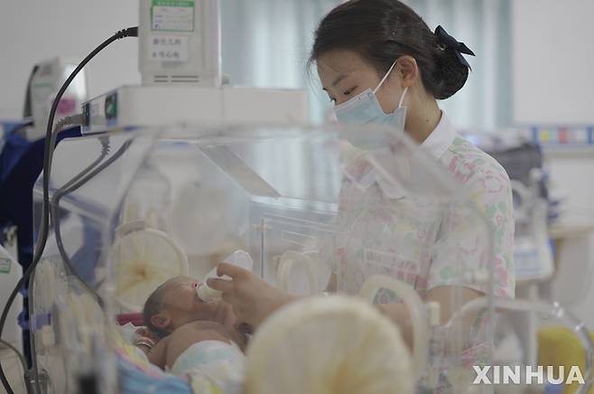 [베이징=신화/뉴시스] 중국이 저출산 대응 정책의 일환으로 오는 11월부터 25개 성급 지역에서 여성 근로자에게 출산수당을 직접 지급한다.  사진은 중국  구이저우성 츠수이의 한 병원에서 간호사가 신생아를 돌보고 있는 모습. 2025.10.21