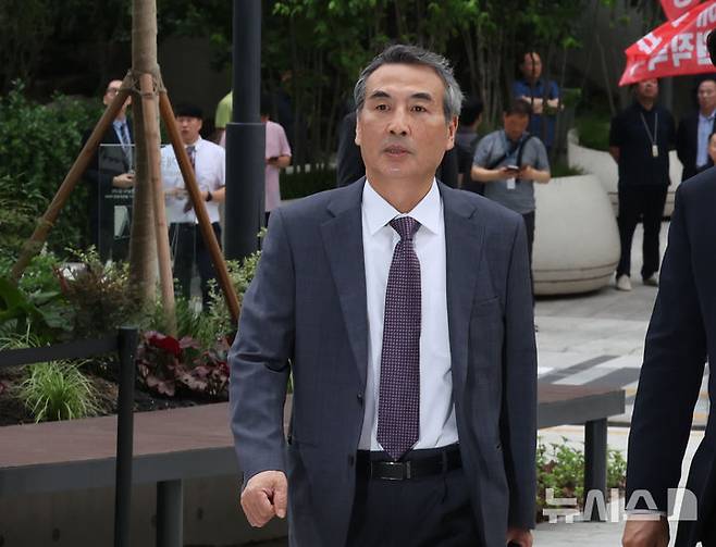 [서울=뉴시스] 배훈식 기자 = 윤석열 전 대통령의 부인 김건희 여사 의혹을 수사하는 민중기 특별검사가 지난 7월 2일 오전 서울 종로구 KT 광화문빌딩 WEST에 마련된 특검 사무실로 출근하고 있다. 2025.07.02. dahora83@newsis.com