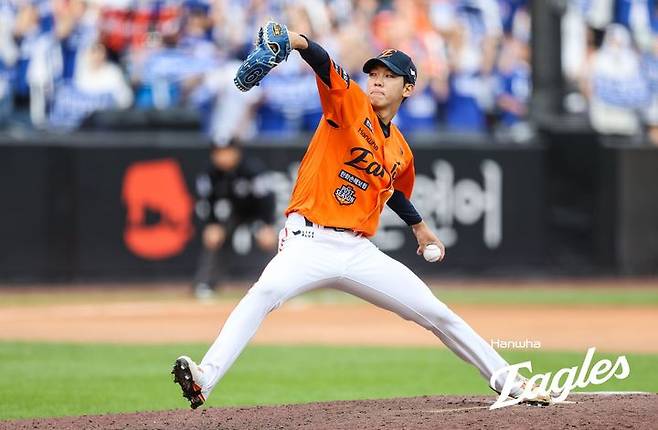 [서울=뉴시스] 프로야구 한화 이글스 황준서가 19일 대전 한화생명볼파크에서 열린 2025 신한 쏠뱅크 KBO 포스트시즌 플레이오프 2차전 삼성 라이온즈와의 홈 경기에 등판해 공을 던지고 있다. (사진=한화 이글스 제공) 2025.10.19. *재판매 및 DB 금지