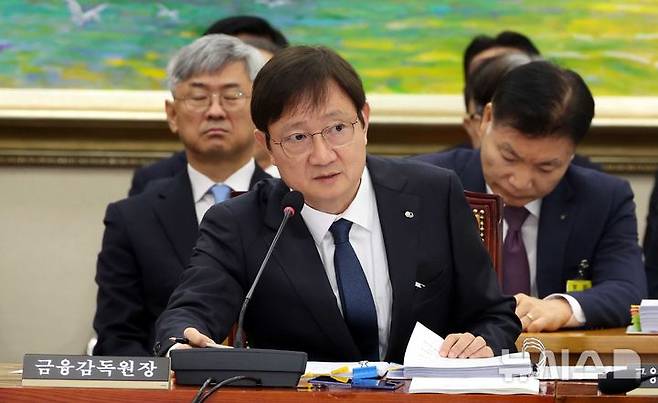 [서울=뉴시스] 조성봉 기자 = 이찬진 금융감독원장이 21일 오전 서울 여의도 국회에서 열린 정무위원회 국정감사에서 의원의 질의에 답변하고 있다. 2025.10.21.suncho21@newsis.com