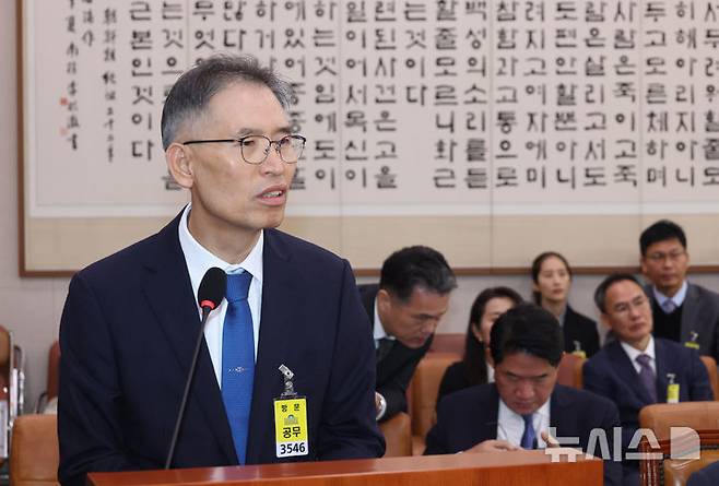 [서울=뉴시스] 고승민 기자 = 정재규 전주지방법원장이 21일 서울 여의도 국회에서 열린 법제사법위원회의 대전고등법원 등 국정감사에서 이성윤 더불어민주당 의원 질의에 답하고 있다. 2025.10.21. kkssmm99@newsis.com