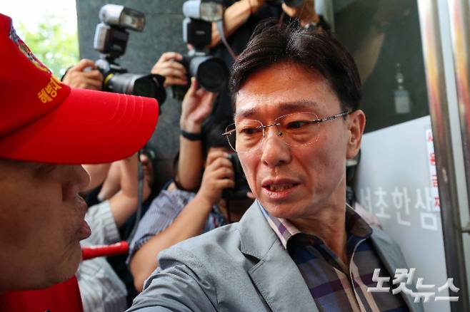 서울 서초구 순직해병특검을 방문한 임성근 전 해병대 1사단장이 해병대예비역연대 회원들의 항의를 받고 있다. 박종민 기자