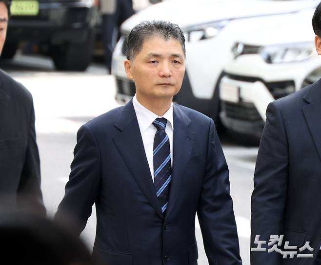 SM엔터테인먼트 시세를 조종한 혐의를 받는 카카오 창업자 김범수 경영쇄신위원장이 21일 오전 서울 양천구 남부지방법원에서 열린 1심 선고 공판에 출석하고 있다. 황진환 기자
