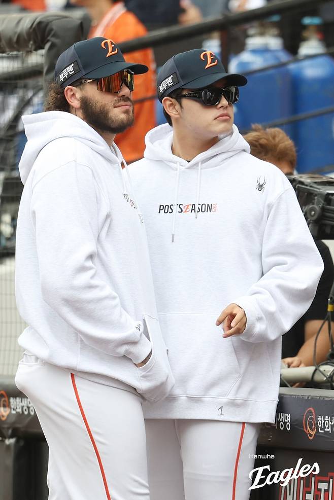 19일 PO 2차전 당시 문동주가 에이스 폰세와 함께 한 모습. 한화 이글스